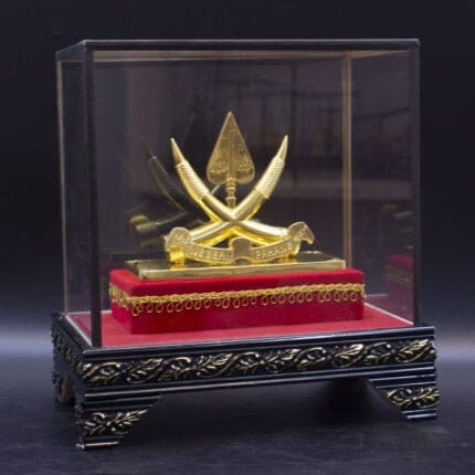 Acrylic Box & Pahang Sculpture Plaque