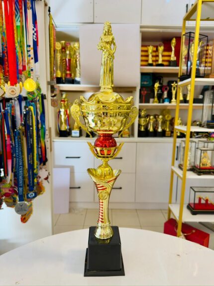 AWARD QUEEN FIGURE L2RC04 CROWN