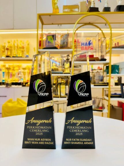 Exclusive Crystal 15 black and clear crystal award, 27 cm - GTi Design Malaysia
