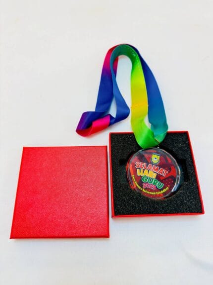 MEDAL CRYSTAL (WITH BOX) with presentation box and multicolour ribbon