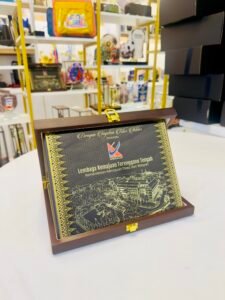 Contoh plak penghargaan dalam kotak kayu ukiran tradisional