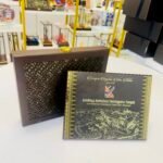 Plak boleh tanggal bersama kotak kayu ukiran tradisional