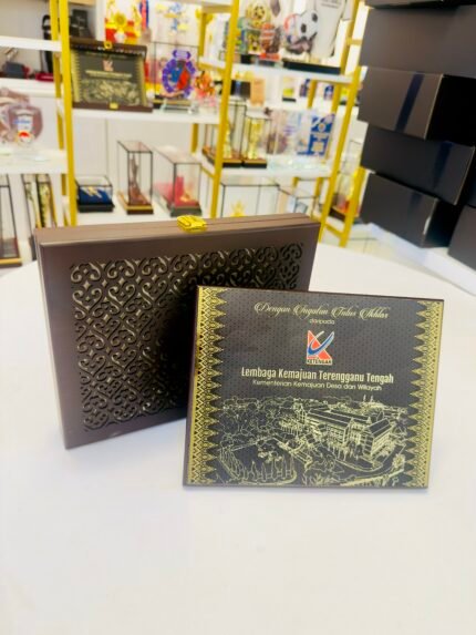 Plak boleh tanggal bersama kotak kayu ukiran tradisional