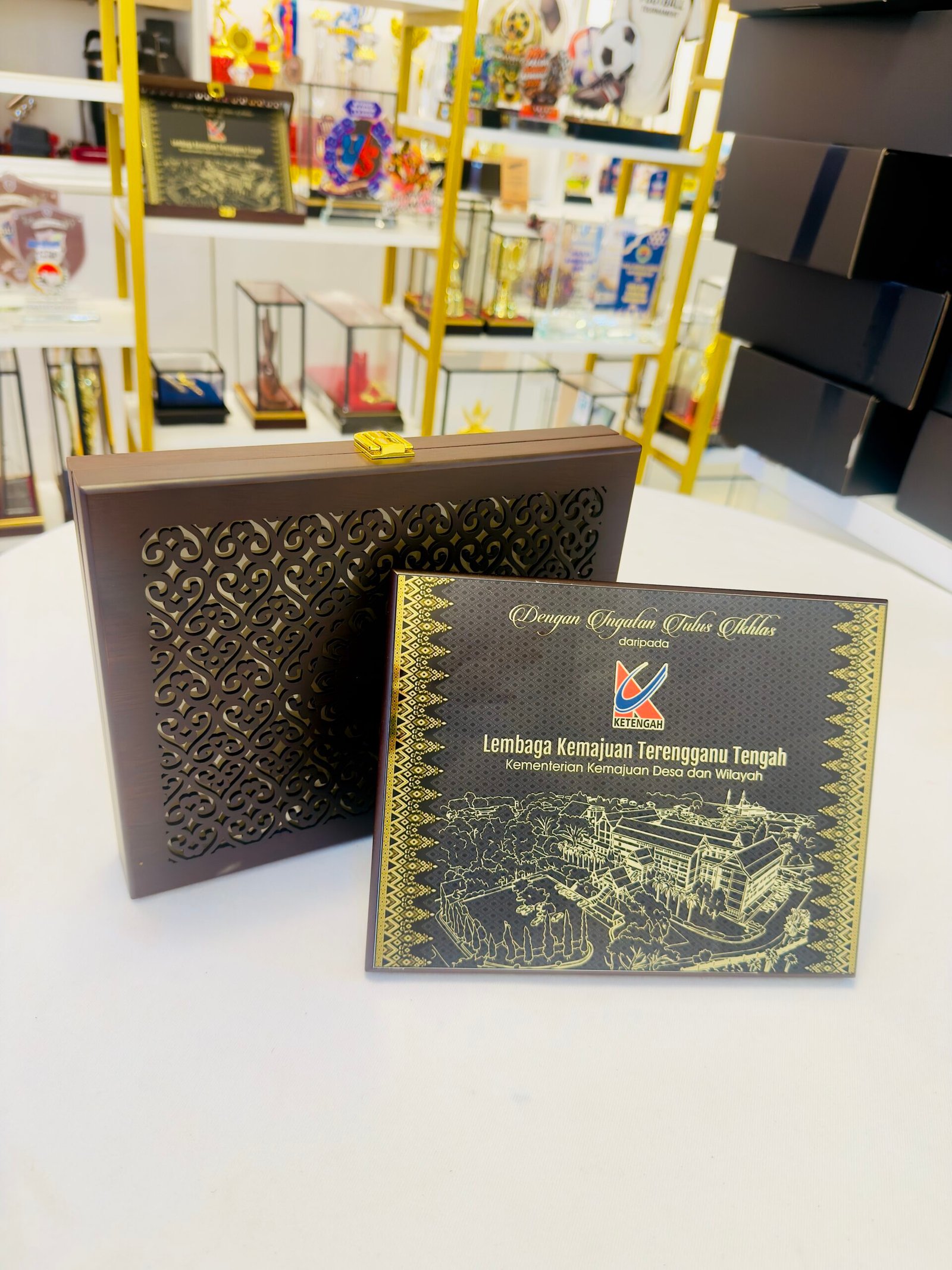 Plak Kayu Ukiran Tradisional Eksklusif