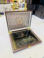 Kotak kayu terbuka dengan plak dalaman
