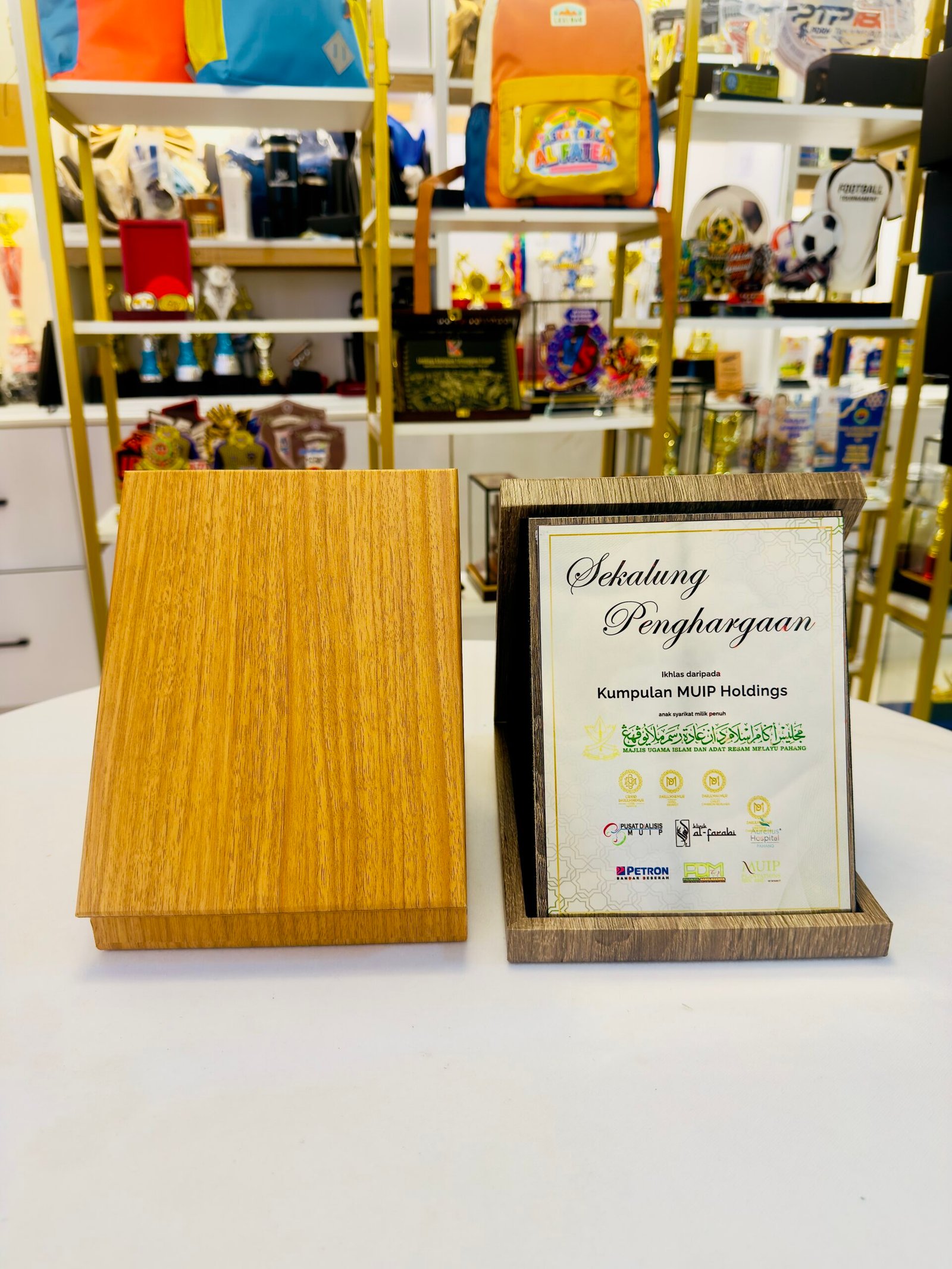 Wood Pattern Wooden Box Version 2 – Dark Brown Kotak plak Version 2 coklat gelap dalam keadaan terbuka, dengan contoh plak penghargaan